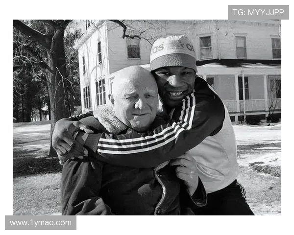 今天泰森与小罗伊琼斯的巅峰对决引发拳击界热议与期待